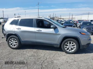 2016 Jeep Cherokee Latitude z VIN 1C4PJMCS5GW243746, wystawiony jako IAAI lot #41346904 z przebiegiem 98 616 mil mil oraz . Historia ofert i sprzedaży dostępna na DreamBid. Obrazek 14.