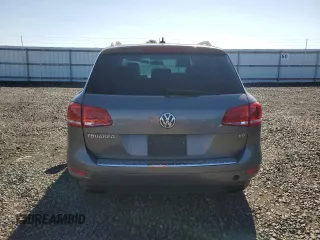 2013 Volkswagen Touareg Lux z VIN WVGEF9BP8DD009350, wystawiony jako Copart lot #55775385 z przebiegiem 165 958 mil mil oraz Czysty tytuł • Clean title. Historia ofert i sprzedaży dostępna na DreamBid. Obrazek 6.