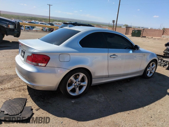 2009 BMW 1 Series 128i z VIN WBAUP73589VK75593, wystawiony jako Copart lot #54456155 z przebiegiem 127 576 mil mil oraz Szkoda całkowita • Salvage title. Historia ofert i sprzedaży dostępna na DreamBid. Obrazek 3.