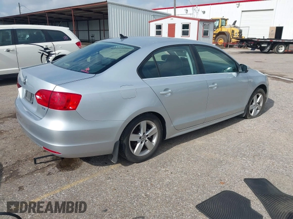 2013 Volkswagen Jetta TDI w/Premium/Nav с VIN 3VWLL7AJ9DM203506, выставлен на аукционе IAAI как лот 42682513 с пробегом 137 614 миль миль и . История ставок и продаж доступна на DreamBid. Изображение 4.