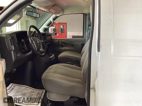 2017 Chevrolet Express Cargo z VIN 1GCWGAFF4H1300511, wystawiony jako IAAI lot #42802223 z przebiegiem 132 303 mil mil oraz . Historia ofert i sprzedaży dostępna na DreamBid. Obrazek 23.