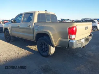 2017 Toyota Tacoma SR5 z VIN 5TFAZ5CN2HX039996, wystawiony jako IAAI lot #41406419 z przebiegiem 132 200 mil mil oraz . Historia ofert i sprzedaży dostępna na DreamBid. Obrazek 3.