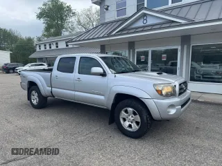 2010 Toyota Tacoma z VIN 5TEMU4FN9AZ700195, wystawiony jako Copart lot #57837225 z przebiegiem 232 453 mil mil oraz Czysty tytuł • Clean title. Historia ofert i sprzedaży dostępna na DreamBid. Obrazek 1.