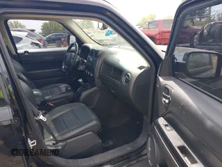 2016 Jeep Patriot High Altitude z VIN 1C4NJRFB8GD580715, wystawiony jako IAAI lot #42242776 z przebiegiem 133 763 mil mil oraz . Historia ofert i sprzedaży dostępna na DreamBid. Obrazek 5.