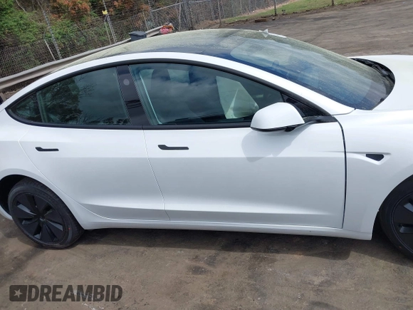 2025 Tesla Model 3 Long Range z VIN 5YJ3E1EAXSF929042, wystawiony jako IAAI lot #41929594 z przebiegiem 116 mil mil oraz . Historia ofert i sprzedaży dostępna na DreamBid. Obrazek 13.