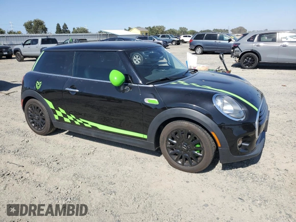 2018 MINI Hardtop Cooper with VIN WMWXP5C54J2G64015, listed as a Copart auction lot 61866865 with 32,927 mi miles and Salvage title. Bid and sale history available at DreamBid. Image 4.
