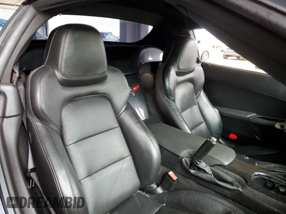 2013 Chevrolet Corvette z VIN 1G1YE3DW8D5107495, wystawiony jako Copart lot #43550355 z przebiegiem Nie podano mil oraz Szkoda całkowita • Salvage title. Historia ofert i sprzedaży dostępna na DreamBid. Obrazek 10.