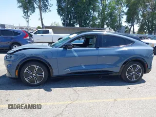 2023 Ford Mustang Mach-E Premium z VIN 3FMTK3R47PMA60861, wystawiony jako IAAI lot #42311615 z przebiegiem 27 469 mil mil oraz . Historia ofert i sprzedaży dostępna na DreamBid. Obrazek 14.
