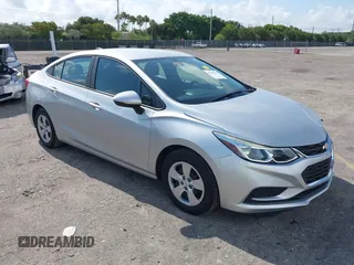 2017 Chevrolet Cruze LS z VIN 1G1BC5SM5H7233199, wystawiony jako IAAI lot #42168232 z przebiegiem 48 052 mil mil oraz . Historia ofert i sprzedaży dostępna na DreamBid. Obrazek 1.