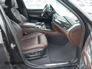 2015 BMW X5 xDrive35i z VIN 5UXKR0C59F0K65982, wystawiony jako IAAI lot #41827942 z przebiegiem 81 019 mil mil oraz . Historia ofert i sprzedaży dostępna na DreamBid. Obrazek 5.