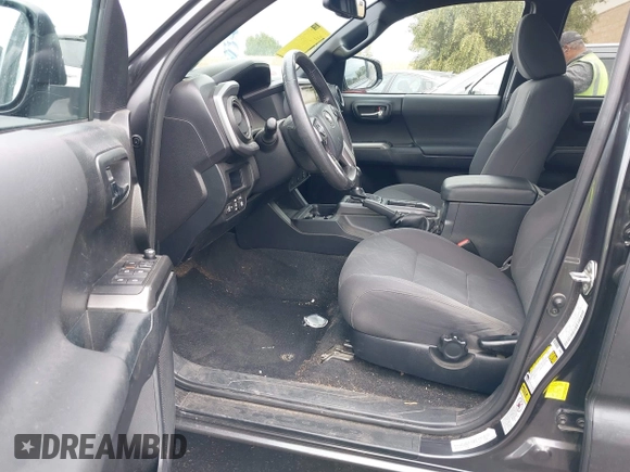 2017 Toyota Tacoma SR5 z VIN 3TMAZ5CN7HM045752, wystawiony jako IAAI lot #42057874 z przebiegiem 89 898 mil mil oraz . Historia ofert i sprzedaży dostępna na DreamBid. Obrazek 5.