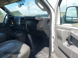 2017 Chevrolet Express Cargo z VIN 1GCWGAFF6H1147484, wystawiony jako IAAI lot #42280800 z przebiegiem 207 357 mil mil oraz . Historia ofert i sprzedaży dostępna na DreamBid. Obrazek 5.