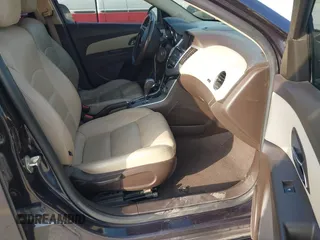 2014 Chevrolet Cruze 2LT z VIN 1G1PE5SB3E7255292, wystawiony jako IAAI lot #41851205 z przebiegiem 141 659 mil mil oraz . Historia ofert i sprzedaży dostępna na DreamBid. Obrazek 5.