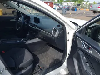 2018 Mazda 3 Sport z VIN 3MZBN1U7XJM197018, wystawiony jako IAAI lot #42229988 z przebiegiem 82 555 mil mil oraz . Historia ofert i sprzedaży dostępna na DreamBid. Obrazek 5.