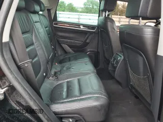 2014 Volkswagen Touareg Lux z VIN WVGEF9BP8ED011360, wystawiony jako Copart lot #51774435 z przebiegiem 101 215 mil mil oraz Szkody całkowita. Historia ofert i sprzedaży dostępna na DreamBid. Obrazek 11.