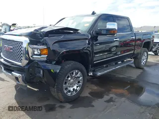 2015 GMC Sierra 2500HD Denali z VIN 1GT120E86FF667058, wystawiony jako IAAI lot #42212058 z przebiegiem 104 069 mil mil oraz . Historia ofert i sprzedaży dostępna na DreamBid. Obrazek 17.