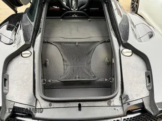 2023 McLaren GT z VIN SBM22GCA3PW002548, wystawiony jako Copart lot #52157855 z przebiegiem 779 mil mil oraz Szkody całkowita. Historia ofert i sprzedaży dostępna na DreamBid. Obrazek 3.