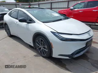 2023 Toyota Prius LE z VIN JTDADABU9P3002045, wystawiony jako IAAI lot #42040776 z przebiegiem 18 035 mil mil oraz . Historia ofert i sprzedaży dostępna na DreamBid. Obrazek 1.