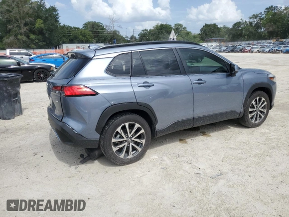 2022 Toyota Corolla Cross XLE z VIN 7MUDAAAG9NV036831, wystawiony jako Copart lot #60986125 z przebiegiem 6 642 mil mil oraz Szkoda całkowita • Salvage title. Historia ofert i sprzedaży dostępna na DreamBid. Obrazek 3.