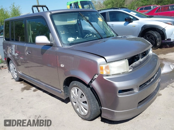2005 Scion xB z VIN JTLKT324954026022, wystawiony jako IAAI lot #42073838 z przebiegiem 106 887 mil mil oraz . Historia ofert i sprzedaży dostępna na DreamBid. Obrazek 1.