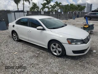 2013 Volkswagen Passat SE z VIN 1VWBP7A34DC033008, wystawiony jako Copart lot #56036275 z przebiegiem 248 316 mil mil oraz Czysty tytuł • Clean title. Historia ofert i sprzedaży dostępna na DreamBid. Obrazek 4.