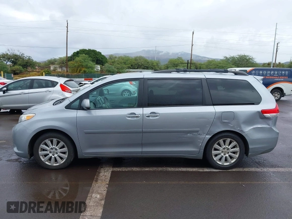 2012 Toyota Sienna XLE AAS z VIN 5TDYK3DC1CS192310, wystawiony jako IAAI lot #41379303 z przebiegiem 119 524 mil mil oraz . Historia ofert i sprzedaży dostępna na DreamBid. Obrazek 14.