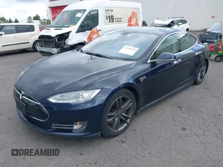 2013 Tesla Model S с VIN 5YJSA1CN1DFP05559, выставлен на аукционе IAAI как лот 42249943 с пробегом 134 399 миль миль и . История ставок и продаж доступна на DreamBid. Изображение 2.