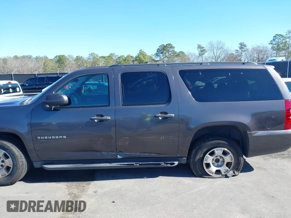 2010 Chevrolet Suburban LS with VIN 1GNUCHE07AR125498, listed as a IAAI auction lot 41427576 with 266,150 mi miles. Bid and sale history available at carsss.com. Image 14.