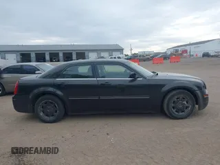 2005 Chrysler 300 Touring z VIN 2C3JA53G15H155185, wystawiony jako IAAI lot #42243504 z przebiegiem 176 557 mil mil oraz . Historia ofert i sprzedaży dostępna na DreamBid. Obrazek 13.