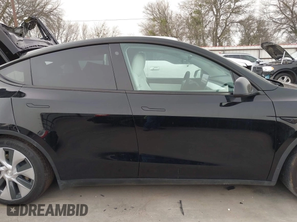 2022 Tesla Model Y Long Range z VIN 7SAYGAEE5NF428327, wystawiony jako IAAI lot #41698750 z przebiegiem 26 846 mil mil oraz . Historia ofert i sprzedaży dostępna na DreamBid. Obrazek 22.