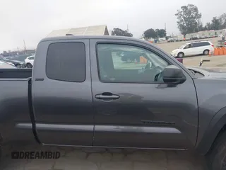 2023 Toyota Tacoma SR z VIN 3TYSZ5AN7PT106205, wystawiony jako IAAI lot #42084290 z przebiegiem 7123 mil mil oraz . Historia ofert i sprzedaży dostępna na DreamBid. Obrazek 13.
