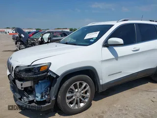 2019 Jeep Cherokee Latitude Plus z VIN 1C4PJLLB9KD232828, wystawiony jako IAAI lot #42373598 z przebiegiem 106 160 mil mil oraz . Historia ofert i sprzedaży dostępna na DreamBid. Obrazek 6.