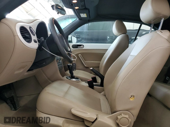 2013 Volkswagen Beetle 2.5L w/Sound/Nav z VIN 3VW5P7AT7DM811619, wystawiony jako Copart lot #60331015 z przebiegiem 115 532 mil mil oraz Szkoda całkowita • Salvage title. Historia ofert i sprzedaży dostępna na DreamBid. Obrazek 7.