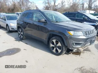 2017 Jeep Compass Latitude z VIN 3C4NJCBB4HT632758, wystawiony jako IAAI lot #41849009 z przebiegiem 58 246 mil mil oraz . Historia ofert i sprzedaży dostępna na DreamBid. Obrazek 1.
