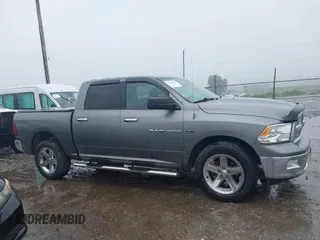 2012 Ram 1500 Outdoorsman z VIN 1C6RD7LT2CS215129, wystawiony jako IAAI lot #42278106 z przebiegiem 106 825 mil mil oraz . Historia ofert i sprzedaży dostępna na DreamBid. Obrazek 13.