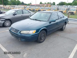 1998 Toyota Camry LE z VIN 4T1BG22K0WU372241, wystawiony jako IAAI lot #42215308 z przebiegiem 136 942 mil mil oraz . Historia ofert i sprzedaży dostępna na DreamBid. Obrazek 2.