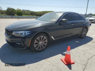 2018 BMW 5 Series 530i z VIN WBAJA5C58JWA37348, wystawiony jako Copart lot #52151975 z przebiegiem Nie podano mil oraz Szkody całkowita. Historia ofert i sprzedaży dostępna na DreamBid. Obrazek 1.