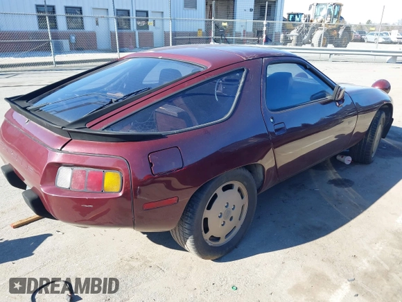 1984 Porsche 928 z VIN WP0JB0925ES860300, wystawiony jako IAAI lot #41581309 z przebiegiem 115 151 mil mil oraz . Historia ofert i sprzedaży dostępna na DreamBid. Obrazek 4.
