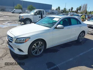 2019 Mercedes-Benz C 300 z VIN 55SWF8DB0KU318691, wystawiony jako IAAI lot #41751526 z przebiegiem 63 608 mil mil oraz . Historia ofert i sprzedaży dostępna na DreamBid. Obrazek 2.