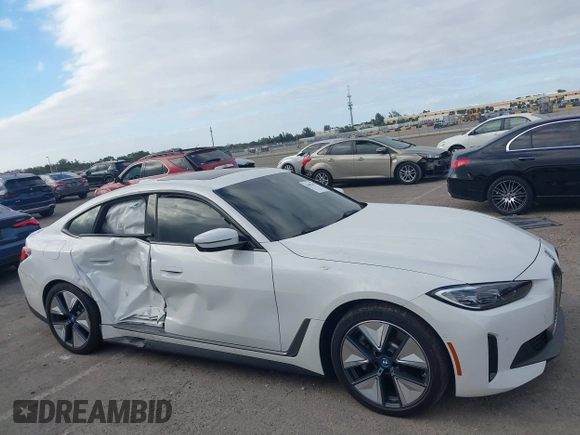 2023 BMW i4 eDrive40 z VIN WBY73AW02PFP24894, wystawiony jako IAAI lot #41097491 z przebiegiem 26 815 mil mil oraz . Historia ofert i sprzedaży dostępna na DreamBid. Obrazek 6.