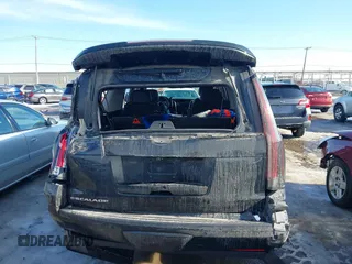 2018 Cadillac Escalade ESV Premium Luxury z VIN 1GYS4JKJ4JR396272, wystawiony jako IAAI lot #41662967 z przebiegiem 67 865 mil mil oraz . Historia ofert i sprzedaży dostępna na DreamBid. Obrazek 16.