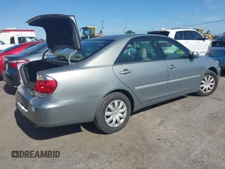 2005 Toyota Camry LE z VIN 4T1BE30K65U592500, wystawiony jako IAAI lot #42373718 z przebiegiem 189 054 mil mil oraz . Historia ofert i sprzedaży dostępna na DreamBid. Obrazek 4.