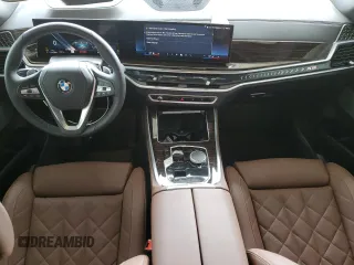 2025 BMW X5 xDrive40i z VIN 5UX23EU03S9Z14103, wystawiony jako Copart lot #56754705 z przebiegiem 2 983 mil mil oraz Czysty tytuł • Clean title. Historia ofert i sprzedaży dostępna na DreamBid. Obrazek 8.