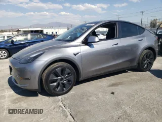 2024 Tesla Model Y Long Range z VIN 7SAYGAEE6RF131749, wystawiony jako Copart lot #74548014 z przebiegiem 1 042 mil mil oraz Szkoda całkowita • Salvage title. Historia ofert i sprzedaży dostępna na DreamBid. Obrazek 1.