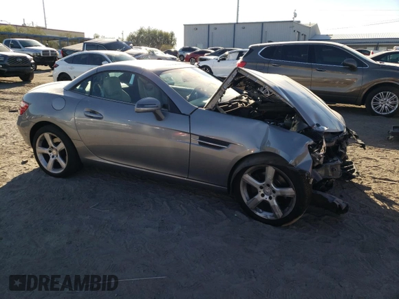 2014 Mercedes-Benz SLK 250 z VIN WDDPK4HA7EF088102, wystawiony jako Copart lot #76027444 z przebiegiem 73 913 mil mil oraz Szkoda całkowita • Salvage title. Historia ofert i sprzedaży dostępna na DreamBid. Obrazek 4.