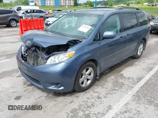 2013 Toyota Sienna LE AAS z VIN 5TDKK3DC5DS378455, wystawiony jako IAAI lot #42236993 z przebiegiem 115 760 mil mil oraz . Historia ofert i sprzedaży dostępna na DreamBid. Obrazek 2.
