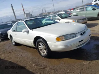 1996 Ford Thunderbird LX z VIN 1FALP6240TH131517, wystawiony jako IAAI lot #41811552 z przebiegiem 87 493 mil mil oraz . Historia ofert i sprzedaży dostępna na DreamBid. Obrazek 1.