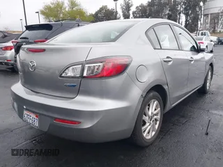 2013 Mazda 3 i Touring z VIN JM1BL1VP9D1776008, wystawiony jako IAAI lot #42185317 z przebiegiem 174 085 mil mil oraz . Historia ofert i sprzedaży dostępna na DreamBid. Obrazek 4.