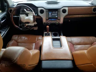 2017 Toyota Tundra Platinum z VIN 5TFAY5F10HX613975, wystawiony jako Copart lot #49817215 z przebiegiem 129 735 mil mil oraz Szkoda całkowita • Salvage title. Historia ofert i sprzedaży dostępna na DreamBid. Obrazek 8.