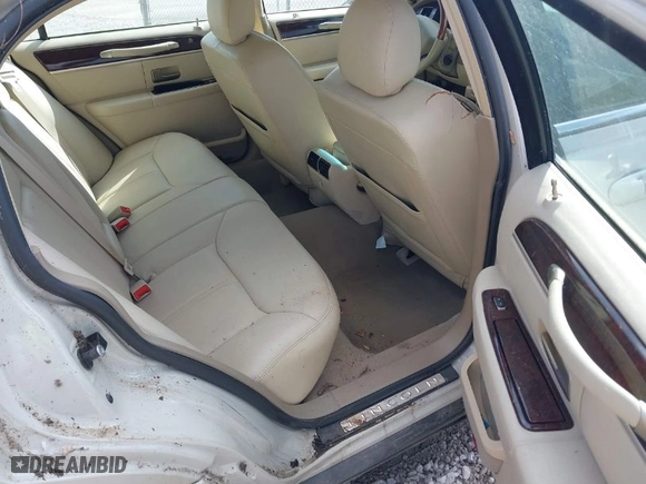 2007 Lincoln Town Car Signature Limited with VIN 1LNHM82V97Y609447, listed as a IAAI auction lot 41689357 with 68,134 mi miles. Bid and sale history available at carsss.com. Image 8.